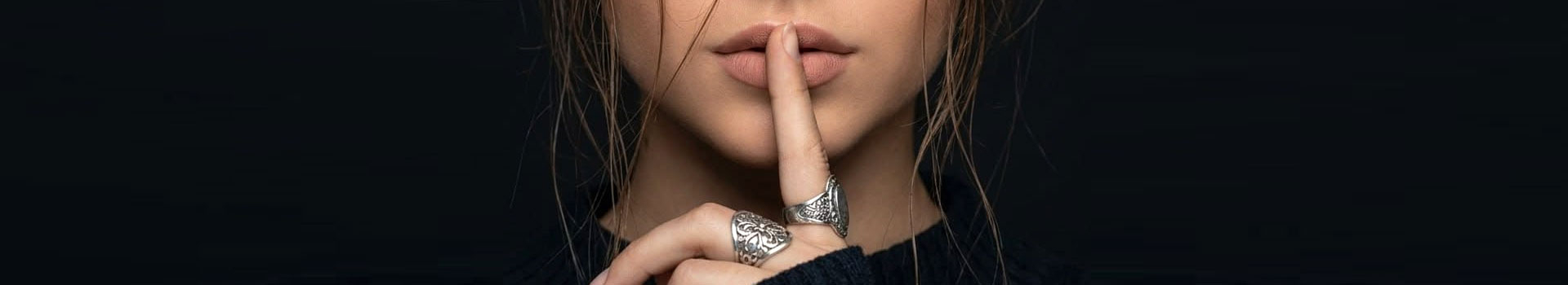 Vrouw maakt stilgebaar als symbool voor privacy en discretie
