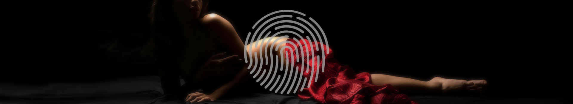 Vrouwelijke silhouet met vingerafdruk als symbool voor verificatie