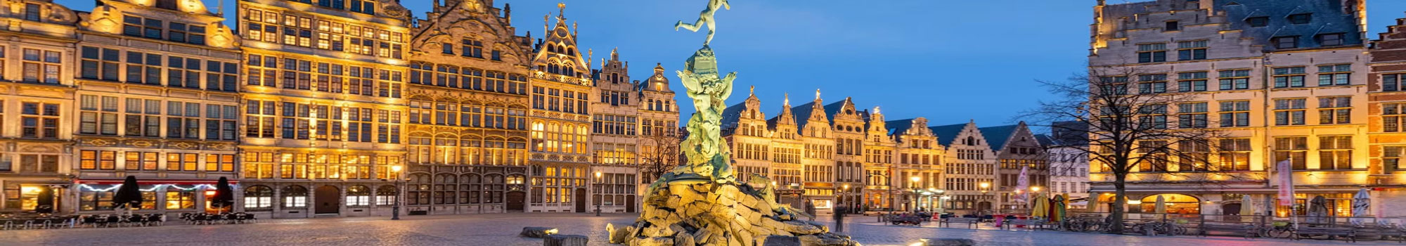 Grote Markt van Antwerpen met Brabofontein en historische gevels