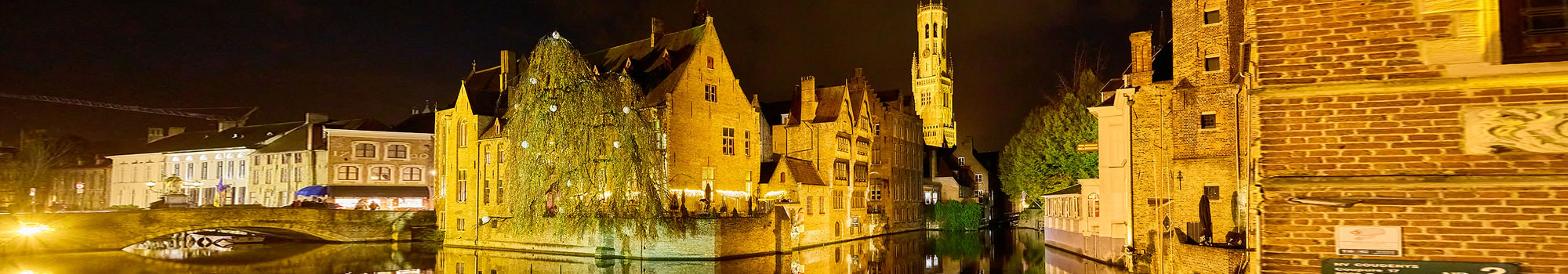 Historische binnenstad van Brugge en Belfort bij avond
