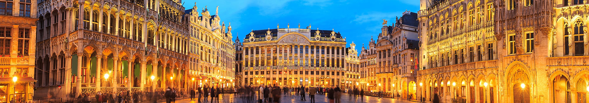 Grote Markt van Brussel met verlichte historische gevels