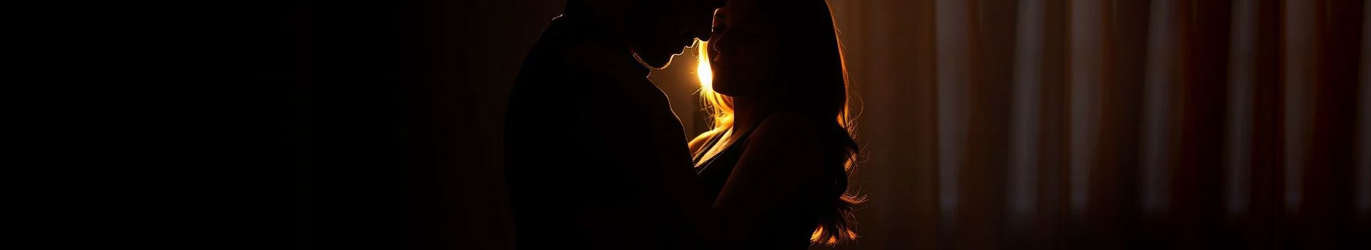 Silhouet van een koppel dat elkaar al knuffelend vasthoud als comfort en veiligheid tijden een escort date