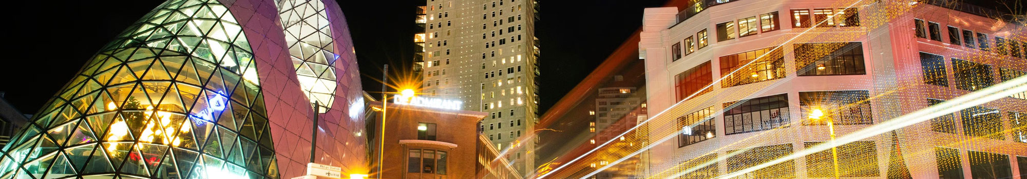 Moderne hoogbouw in Eindhoven bij nacht