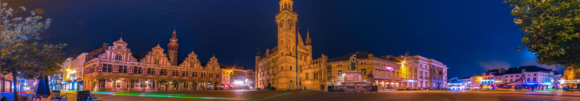 Historisch stadhuis en belfort van Aalst bij avondlicht