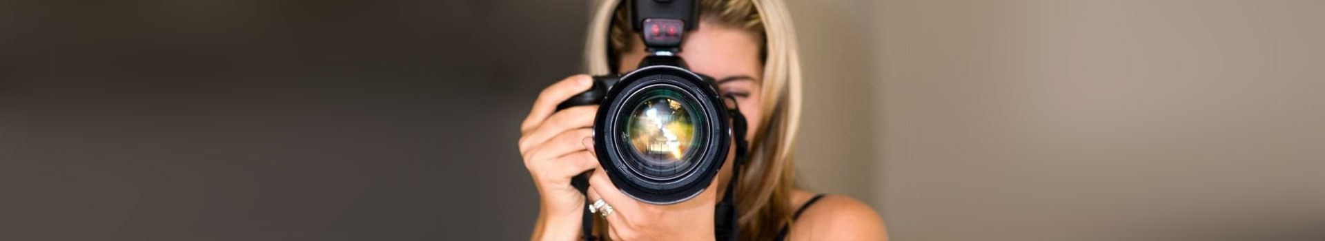 Vrouw fotografeert met een professionele camera