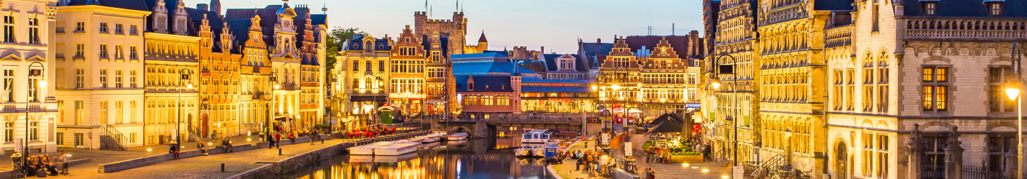 Historische gevels langs het water in Gent bij avondlicht