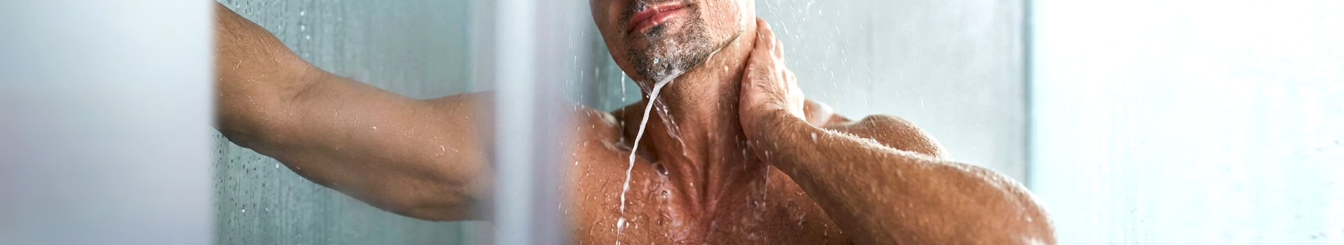 Man onder de douche als symbool voor persoonlijke hygiëne