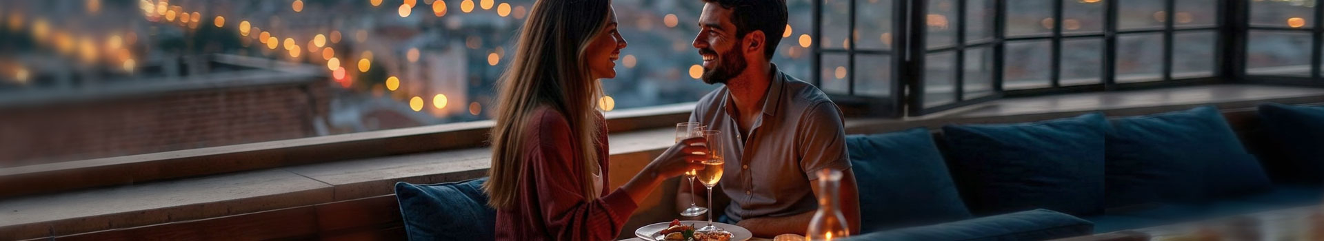 Man en vrouw drinken iets bij avondlicht tijdens langere escort dates