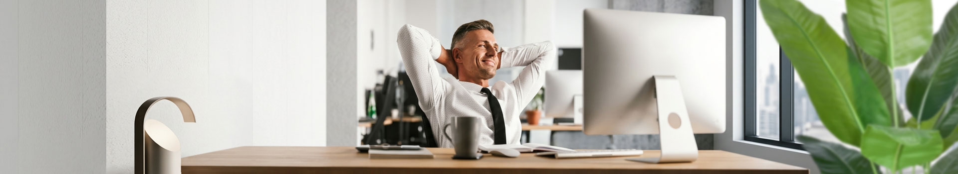 Ontspannen man neemt tijd voor zichzelf aan een bureau