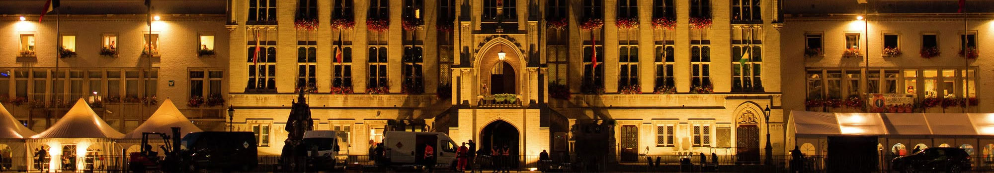 Historisch stadhuis van Sint-Niklaas sfeervol verlicht bij avond