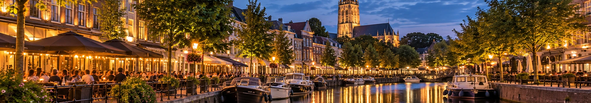 Gezellige avond aan het water in Breda met terrassen en de Grote Kerk