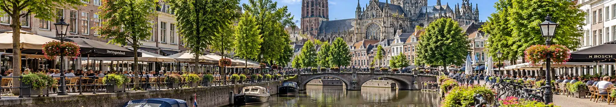 Gezellige dag aan het water in Den Bosch met terrassen en de Sint-Janskathedraal