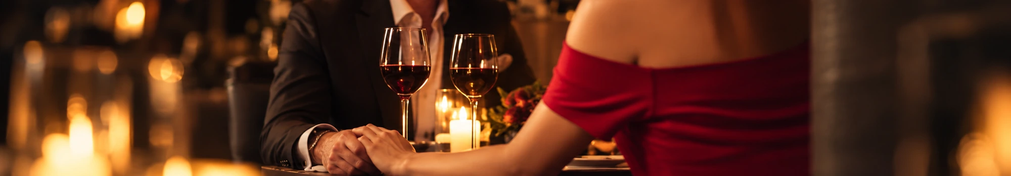 man en vrouw in een romantisch restaurant tijdens een dinner date