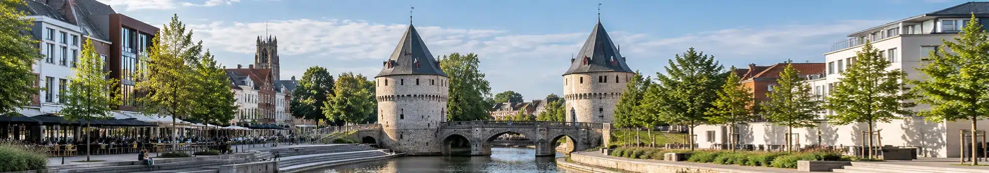 Kortrijk met de Broeltorens en Leieboorden langs de Leie