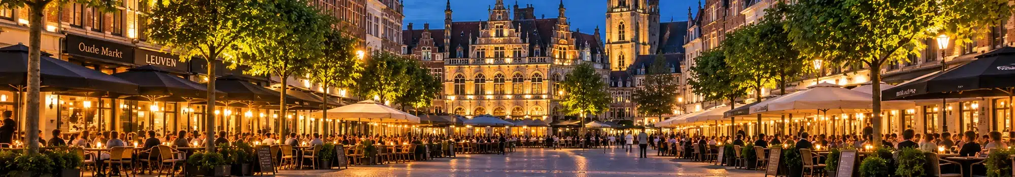 Oude Markt in Leuven bij avond met verlichte gevels en terrassen