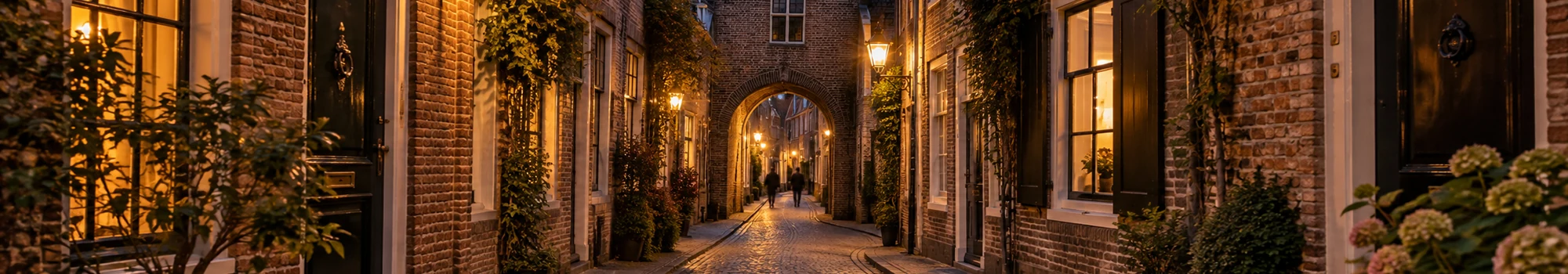 Historische Kuiperspoort in Middelburg bij sfeervol avondlicht
