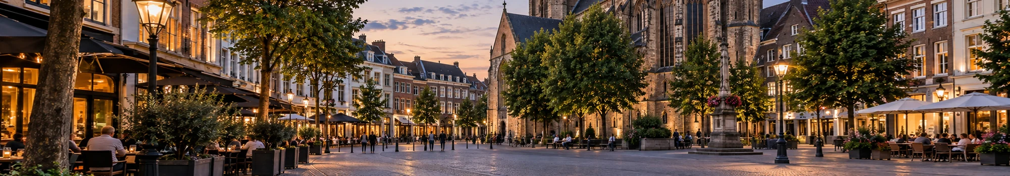 Munsterplein in Roermond met Munsterkerk tijdens sfeervol avondlicht