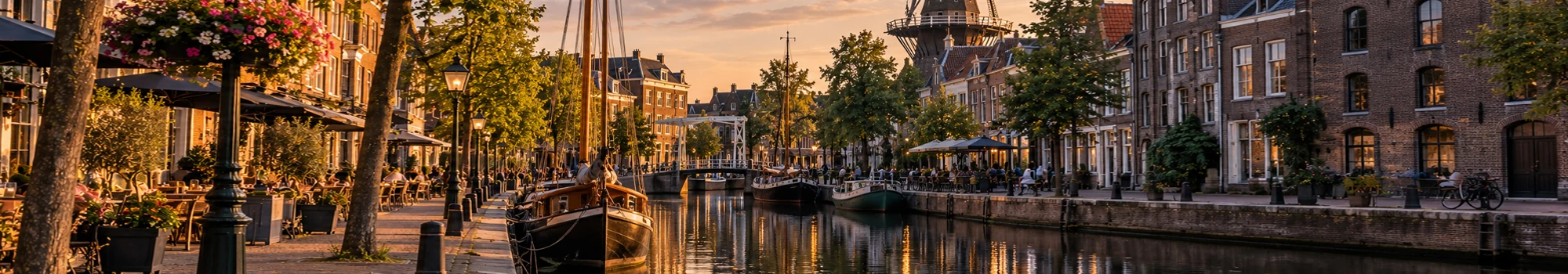 Lange Haven in Schiedam met historische gevels en brandersmolen bij avondlicht