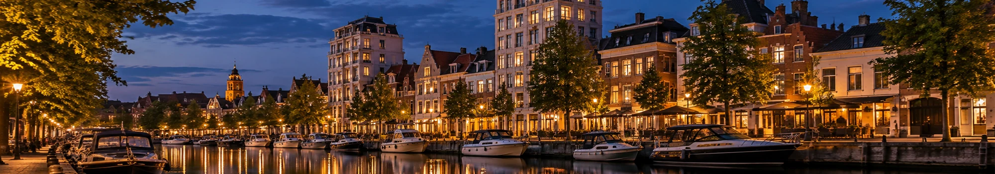 Nieuwe Kaai in Turnhout met jachthaven en verlichte bebouwing tijdens het blauwe uur